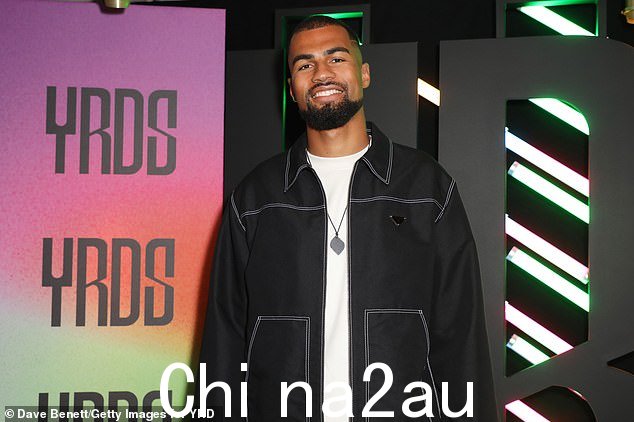 喜气洋洋:西班牙足球运动员罗伯特·桑切斯也在场出席者全程微笑