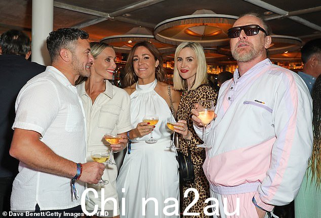 有一个球:Warren Brown、Anna Woolhouse、Natalie Pinkham、Katherine Kelly 和 Tony Pitts(从左到右)