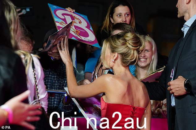 崇拜人群:还看到女演员在活动中签署海报