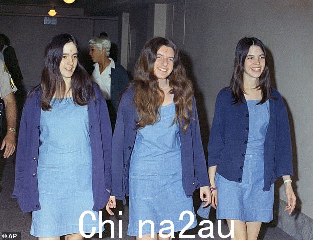 莱斯利·范·豪顿(右)因在曼森谋杀案中所扮演的角色,首先与苏珊·阿特金斯(左)和帕特里夏·克伦温克尔(中)一起入狱