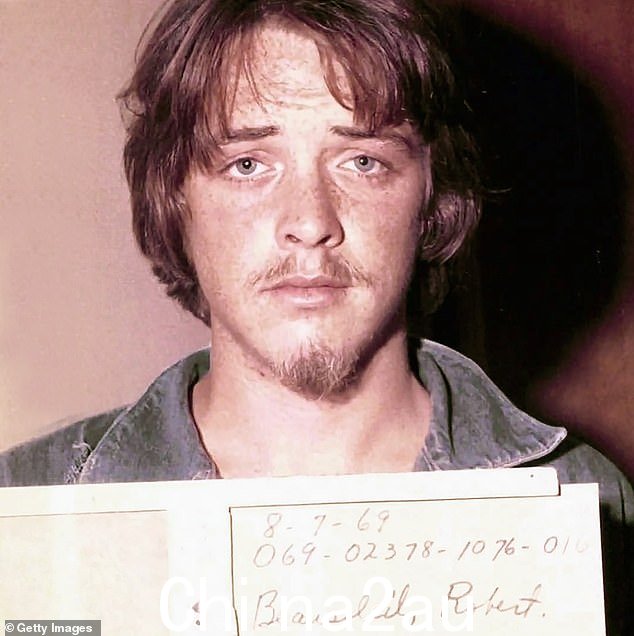 罗伯特 'Bobby' Beausoleil(如图)因 1969 年谋杀音乐老师加里辛曼 (Gary Hinman) 而入狱,1968 年第一次见到查尔斯曼森