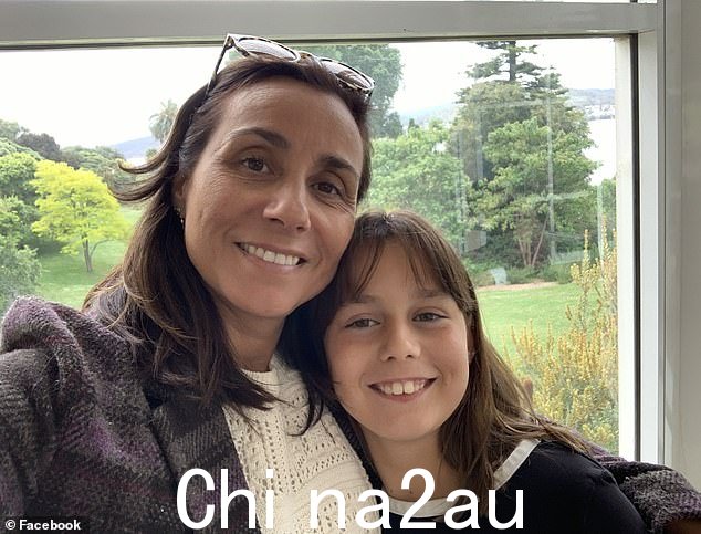 艾玛与妈妈哈维埃拉合影出院回家