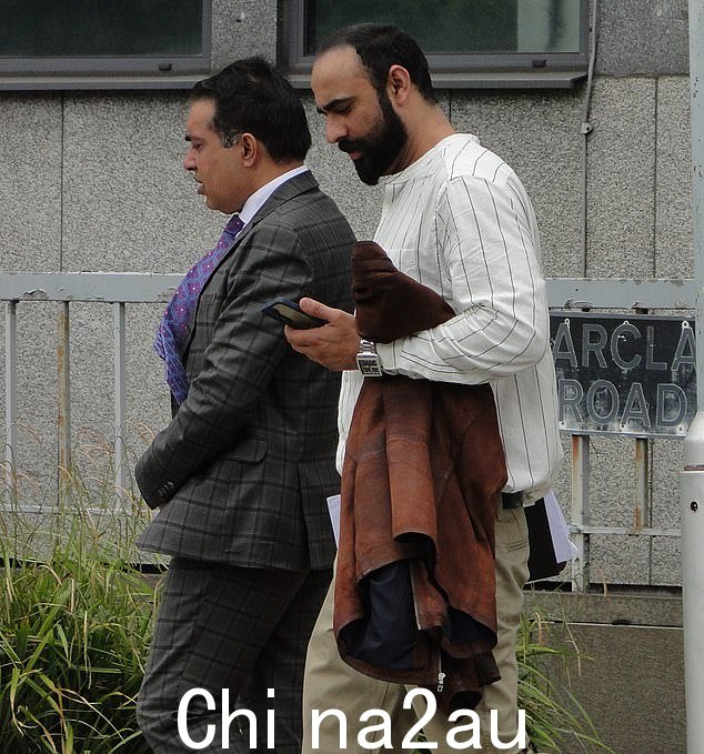 检方称 Irshad(右)和 Afzal 对沃尔沃斯场所负责,这些场所不干净,缺乏热水等设施,并且有非法库存食品,不应向公众出售