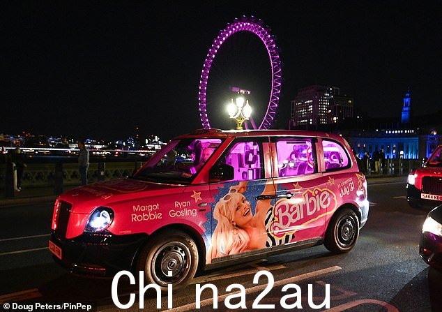 华纳兄弟正在开展一场大规模的营销活动来推广芭比娃娃,这使得首都变成了粉红色。伦敦标志性的黑色出租车现在变成了粉红色,并配有玛格特·罗比扮演的芭比娃娃的肖像。伦敦眼也亮起了亮粉色