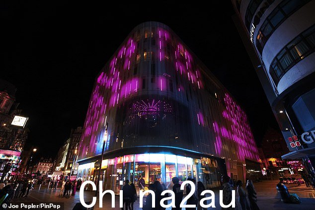 莱斯特广场 W 酒店亮起粉红色灯光。芭比昨天在莱斯特广场 Cineworld 首映