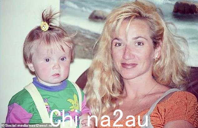 Elina 说,在她成为乌克兰体育的海报女孩之前,她年轻时的家庭一直在努力维持收支平衡。图为:小时候和她母亲一起