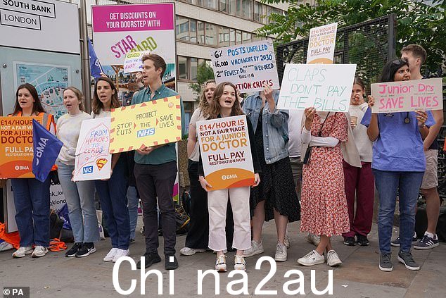 7 月 13 日,英国医学协会的初级医生成员在伦敦圣托马斯医院外的纠察线上,开始为期五天的罢工,因为薪资纠纷仍在继续