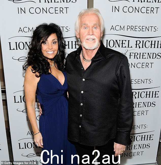 永远深爱:肯尼·罗杰斯 (Kenny Rogers) 的遗孀万达 (Wanda) 首次深情地讨论了这位歌手的去世,这是在这位音乐偶像 81 岁去世三年后(图于 2012 年)