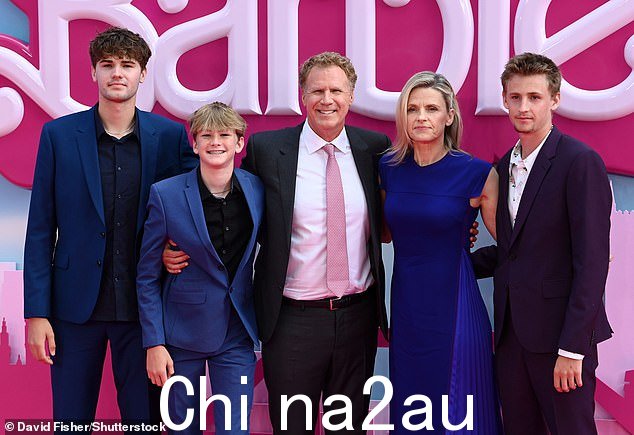 家庭:周三晚上,威尔·法瑞尔 (Will Ferrell) 身穿灰色西装,与时尚的妻子维维卡·保林 (Viveca Paulin) 和他们的三个儿子一起出席芭比娃娃在伦敦的首映式,看上去衣冠楚楚(从左到右:Mattias、Axel、Will) 、Viveca Paulin 和 Magnus)