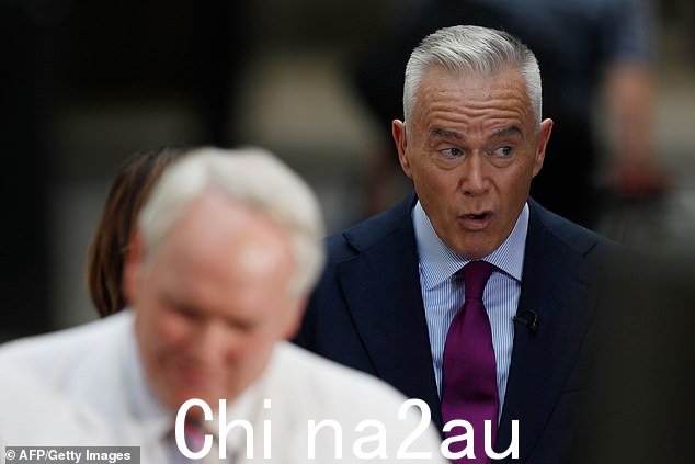 BBC 新闻主播休·爱德华兹于 2019 年 7 月 24 日在伦敦唐宁街 10 号外进行广播,当时特蕾莎·梅准备辞职