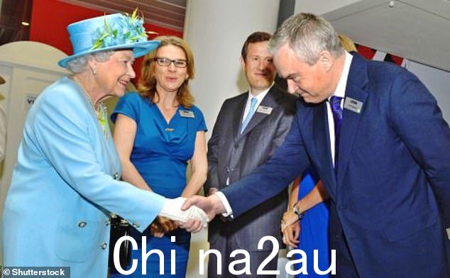 Huw Edwards 于 2013 年在新的 BBC 演播室会见女王