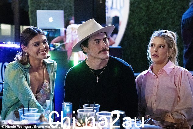 Scandoval:28 岁的莱维斯 (Leviss) 在 4 月份因与 41 岁的汤姆·桑多瓦尔 (Tom Sandoval) 的恋情而住进了精神卫生机构,汤姆·桑多瓦尔 (Tom Sandoval) 与 38 岁的阿丽亚娜·马迪克斯 (Ariana Madix) 在time(一起拍照)
