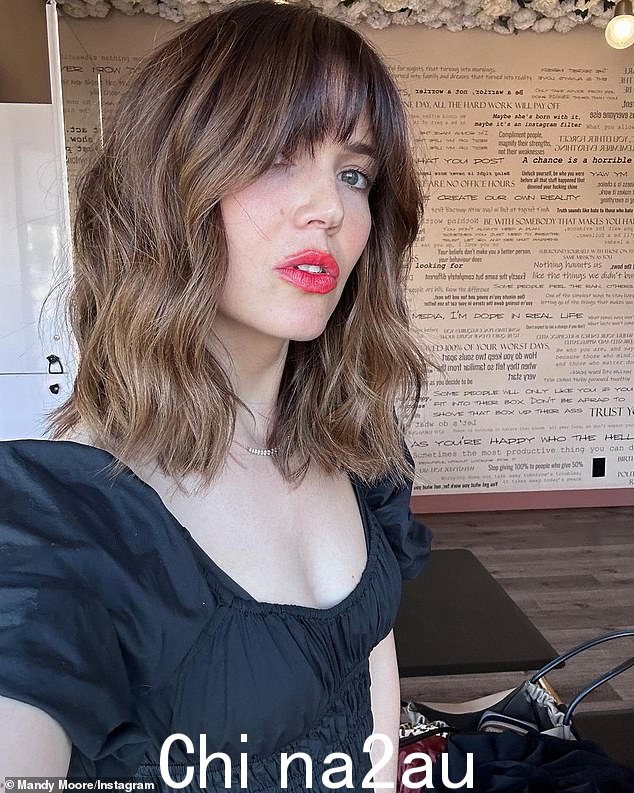 愤怒:周三,艾美奖提名者曼迪·摩尔 (Mandy Moore) 猛烈抨击一名门廊盗贼“等了一个小时”,然后“爬上一座小山”,在她价值 256 万美元的中层住宅门外偷包裹。帕萨迪纳的世纪山顶别墅(如图 5 月 2 日)