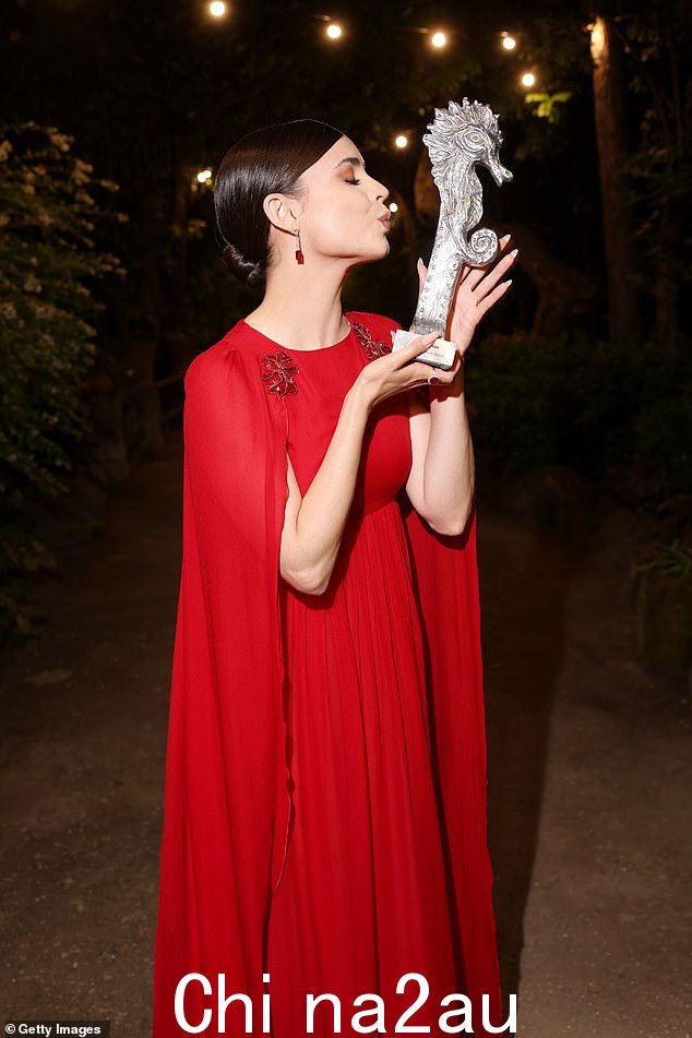 获奖者:30 岁的女演员索菲亚·卡森 (Sofia Carson) 还因在 htmaker 黛安·沃伦 (Diane Warren) 的奥斯卡提名歌曲《Applause》中演唱而获得殊荣