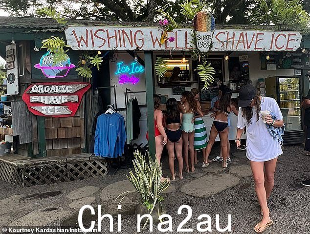 刨冰!考特尼 (Kourtney) 在 Instagram 上拥有 2.23 亿粉丝,她分享了他们庞大的团队在哈纳莱伊 (Hanalei) 的许愿井刨冰店 (Wishing Well Shave Ice) 尽情享受甜蜜冷冻美食的照片