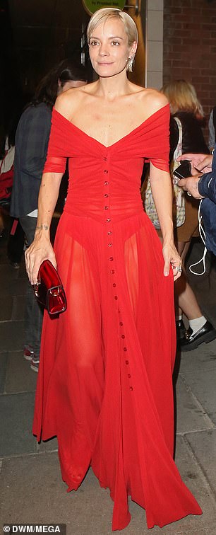 看起来不错:表演者 Lily 出门时携带了一个深红色的 Christian Louboutin 手拿包