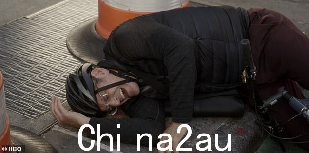 救命! Carrie 担心自己“杀了人”,挂断了 Seema 的电话,然后询问骑自行车的人是否应该叫救护车
