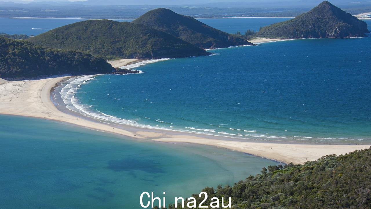 Fingal Spit 海岸的空中拍摄，可欣赏斯蒂芬斯港 Tomari 山的景色。