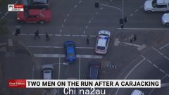 警方在悉尼西部疯狂追捕男子后被指控，警员被“甩”到汽车上并开了20多枪