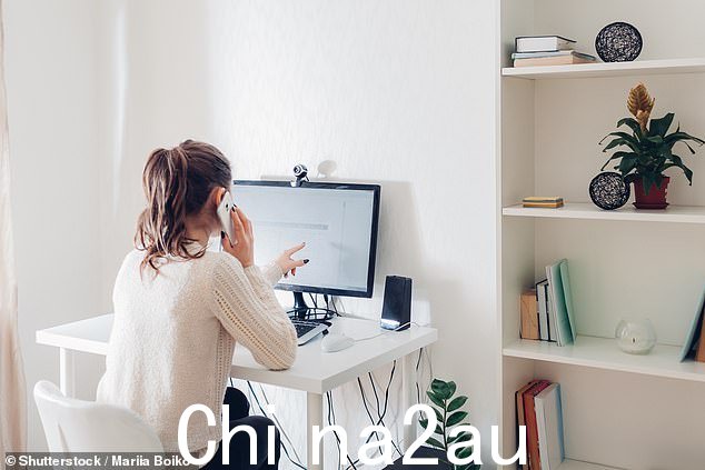 NAB 员工收入不超过 100,000 澳元,今年和明年将加薪 5%,随后每年加薪 4% 和 3.5%(如图所示)