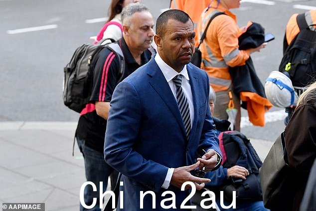 Beale(周五在悉尼法院外拍摄)正式对一项未经同意的性交罪名和两项性触摸罪名表示无罪