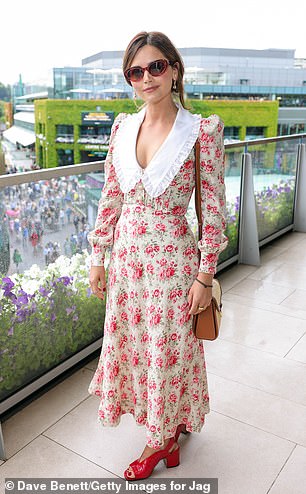 风格:珍娜·科尔曼 (Jenna Coleman) 穿着一件带有红色花卉印花和醒目的衣领的灰白色中长连衣裙,看起来令人难以置信