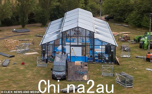 有多大?现场工作显示,在奥利和阿米莉亚订婚一年多后,为这个重要的日子搭建了一个巨大的玻璃帐篷