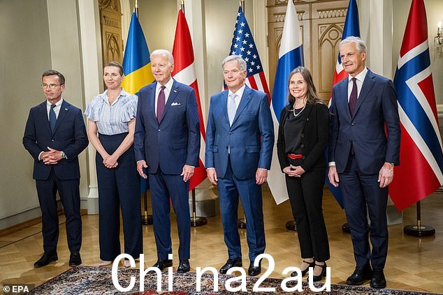 瑞典首相乌尔夫·克里斯特森、丹麦首相梅特·弗雷德里克森、美国总统乔·拜登、芬兰总统绍利·尼尼斯托和冰岛总理卡特琳·雅各布斯多蒂尔在美国-北欧领导人峰会的全家合影中做出反应2023 年 7 月 13 日,芬兰赫尔辛基总统府。北欧领导人正在努力实现相互安全保障