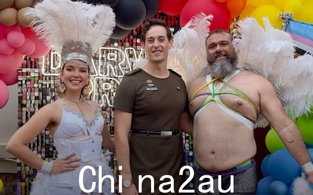 性别多元化陆军上尉杰西·诺布尔(中)帮助重写了澳大利亚陆军的包容性制服政策