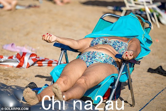 尽管热浪袭来,贝尼多姆的游客仍被拍到在露天晒日光浴