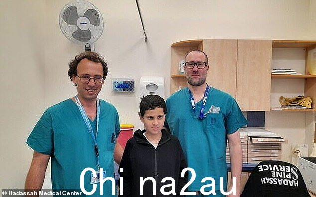 Ohad Einav 博士和 Ziv Asa 与哈达萨医疗中心 12 岁的苏莱曼·哈桑在重新接上头部后