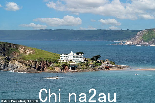 这座占地 21 英亩的岛屿挂牌售价为 1500 万英镑,岛上有一家酒吧、一家历史悠久的装饰艺术酒店和一个直升机停机坪