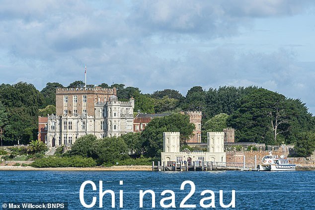 从花园里可以看到布朗海城堡。它最初是亨利八世建造的堡垒