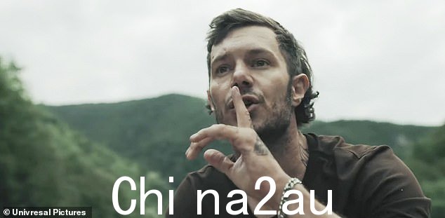 Shhhh:特雷弗接管了配音,让乔伊和格雷想起了他们小时候在蛇河边露营时唱的一首令人毛骨悚然的歌曲