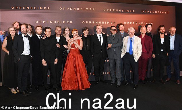 罕见评论:演员和工作人员在放映前合影留念