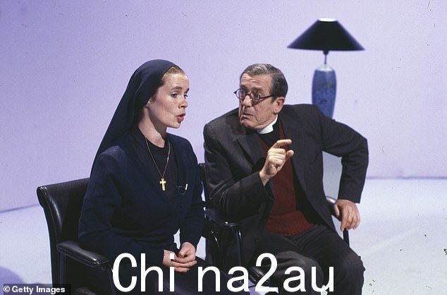 约翰·内特尔顿 (John Nettleton) 与西莉亚·伊姆里 (Celia Imrie) 一起出现在 BBC 电视连续剧《维多利亚·伍德:1987 年在电视上看到的样子》中的场景