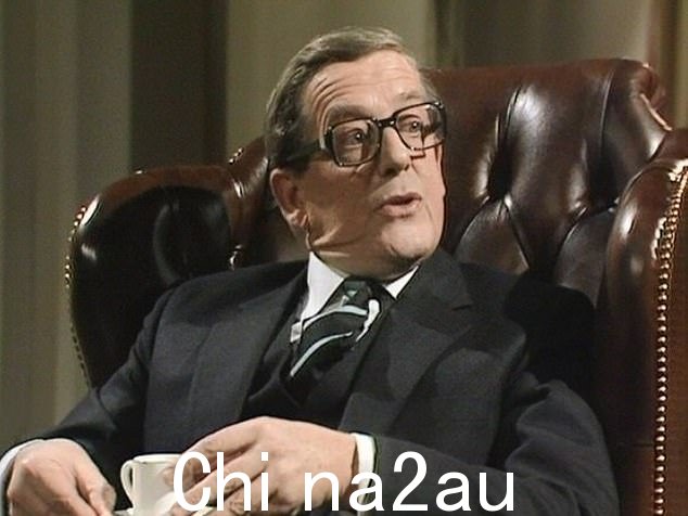 约翰·内特尔顿 (John Nettleton) 去世,享年 94 岁,他因在政治讽刺情景喜剧《是的》中饰演阿诺德·罗宾逊爵士(如图)而闻名,部长去世,享年 94 岁