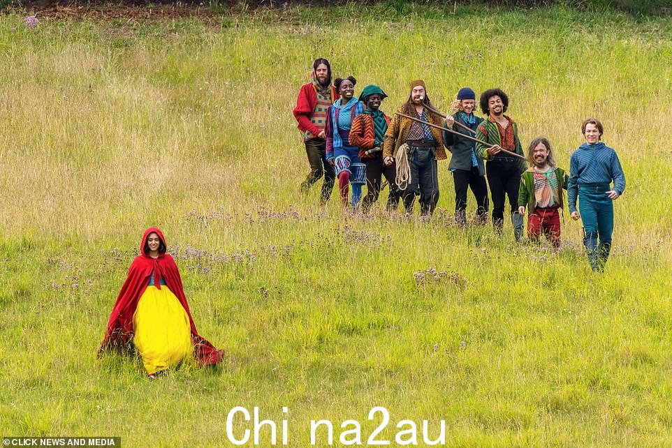 快乐的乐队跟在白雪公主身后,穿过田园诗般的伯克郡场景 - 她平静地大步向前