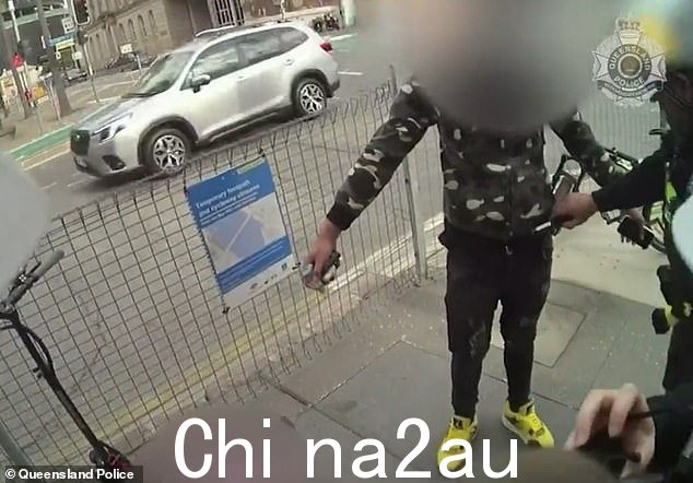 警方随身摄像机镜头(如图)显示,上周四在布里斯班,警察追捕并阻止了一名未戴头盔的 17 岁男孩