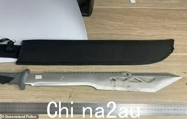 警察因未戴头盔而将这名少年拦下,在他身上发现了60厘米刀片