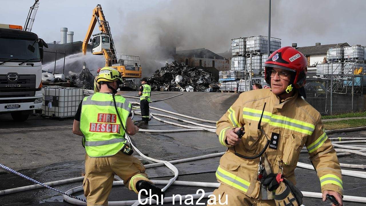 目前，超过 40 名消防员正在 Greenacre 现场试图扑灭一家废金属工厂的火灾。图片：Max Mason-Hubers