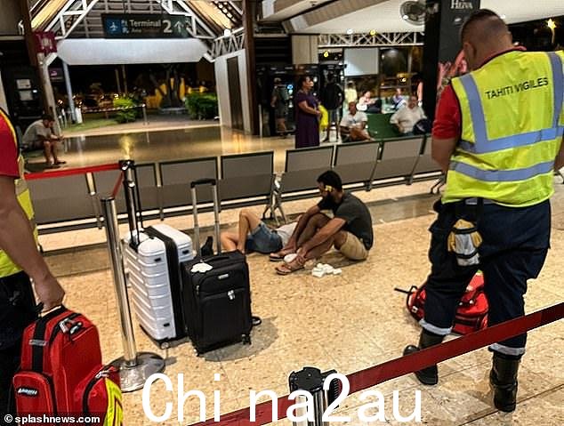 从周一到周五从塔希提岛出发的照片显示，机场休息室挤满了不确定如何或何时回家的人，其中一些人被迫睡在航站楼内