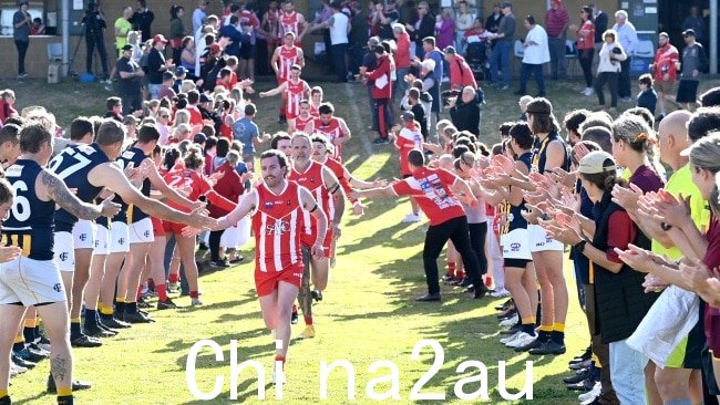 自猎人谷巴士事故导致数名成员丧生后,Singleton Roosters ALF 俱乐部首场 AFL 比赛中的情感场景。图片:NCA NewsWire / Jeremy Piper