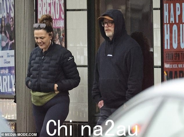 克丽丝在与她的男人聊天时显得精神抖擞