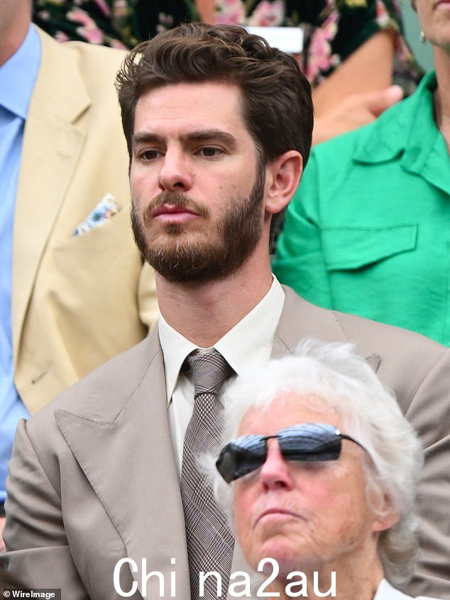 安德鲁·加菲尔德 (Andrew Garfield) 热切地观看两位女士在第二盘比赛中的对决