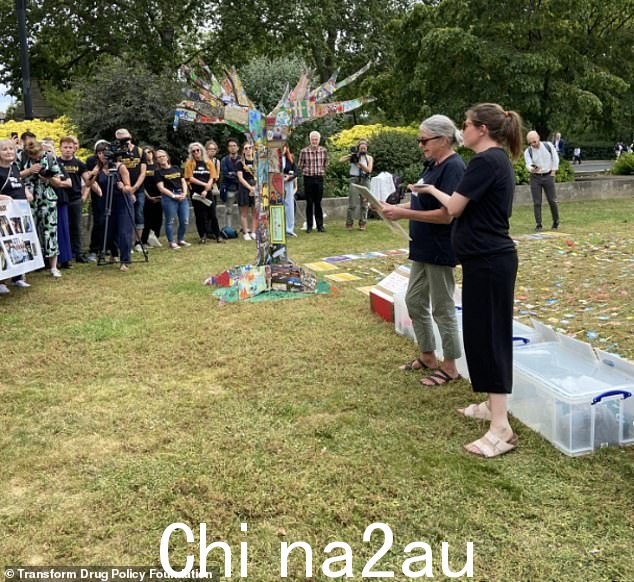 母亲克莱尔·坎贝尔 (Claire Campbell) 在一次激动人心的演讲中向人群发表讲话,并将 1971 年《滥用药物法》称为“已有 52 年历史的过时政策”。她补充道:“我们需要为我们的孩子进行改革,我们的孩子应得的”