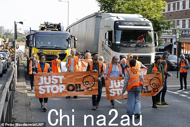 据渗入该组织的《每日快报》报道,他们的气候活动分子准备从英国各地前往伦敦,在周一的高峰时段扰乱首都(如图: Just Stop Oil 将于 7 月 3 日在伦敦慢行)