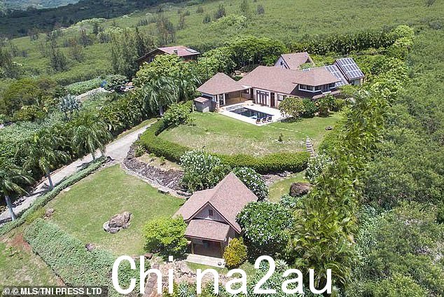 这座价值 135 万美元的房子拥有四间卧室,可欣赏山脉和太平洋的景色