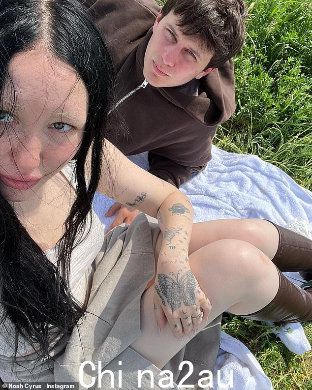 婚礼计划:据知情人透露,夫妻俩正在积极筹划婚礼。 “平库斯实际上是在一个月前求婚的,”消息人士补充道。 “他想设计诺亚的衣服 - 我这将是真正的独一无二'
