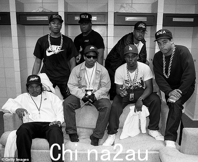 突破:Dr. Dre 作为 NWA 的制作人和说唱歌手首次在音乐界崭露头角,其中包括其他初创公司 Ice Cube、Eazy E、MC Ren、DJ Yella 与合作者、Above The Law 和 The D.O.C 的说唱歌手 Laylaw 合影